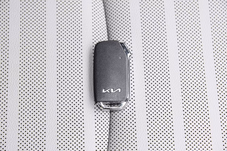 Thứ hai là động cơ xăng 4 xi-lanh, tăng áp, dung tích 1.4L, sản sinh công suất tối đa 140 mã lực, tăng 12 mã lực so với phiên bản cũ. Đồng hành với động cơ là hộp số tự động ly hợp kép 7 cấp.