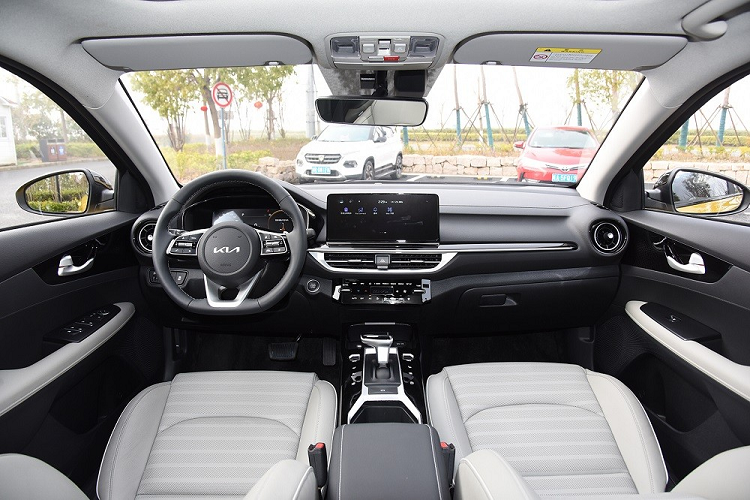 Bên trong Kia K3 2023 dành cho thị trường Trung Quốc là không gian nội thất cũng khác biệt so với xe đang bán tại Việt Nam. Ở phiên bản nâng cấp, xe được bổ sung thiết kế và trang bị nội thất hiện đại hơn. Có thể thấy điều đó qua bảng đồng hồ kỹ thuật số với màn hình LCD 10,25 inch mới có giao diện đơn giản và trực quan hơn.