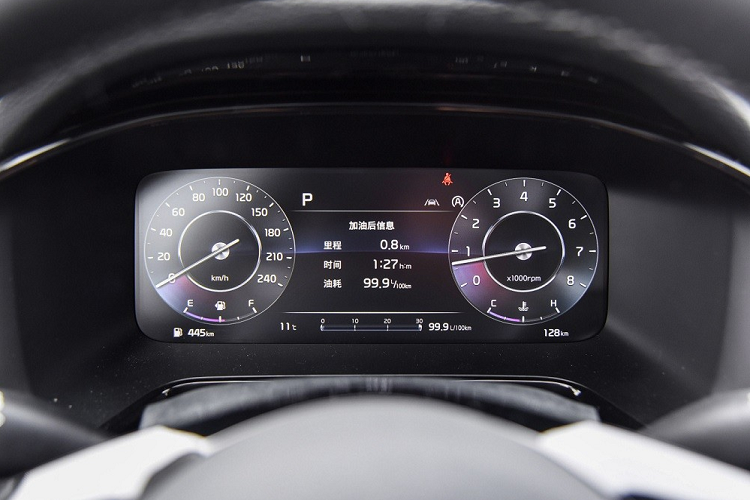 Bảng đồng hồ của Kia K3 2023 có 3 chế độ hiển thị khác nhau là Clear, Cloudy và Rainy. Nhờ đó, bảng đồng hồ có thể thay đổi hình nền tùy theo thời gian và thời tiết ngoài trời. Chưa hết, bảng đồng hồ kỹ thuật số còn hiển thị cả thông tin thời tiết ở địa điểm mà xe đang có mặt.