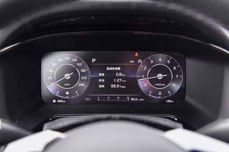 Bảng đồng hồ của Kia K3 2023 có 3 chế độ hiển thị khác nhau là Clear, Cloudy và Rainy. Nhờ đó, bảng đồng hồ có thể thay đổi hình nền tùy theo thời gian và thời tiết ngoài trời. Chưa hết, bảng đồng hồ kỹ thuật số còn hiển thị cả thông tin thời tiết ở địa điểm mà xe đang có mặt.