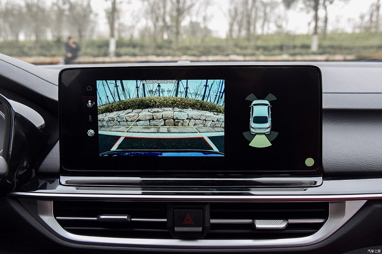 Bên cạnh đó là những trang bị an toàn thụ động như 6 túi khí, cảnh báo áp suất lốp, cân bằng điện tử, hỗ trợ khởi hành ngang dốc, cảm biến lùi và camera lùi với độ phân giải cao.