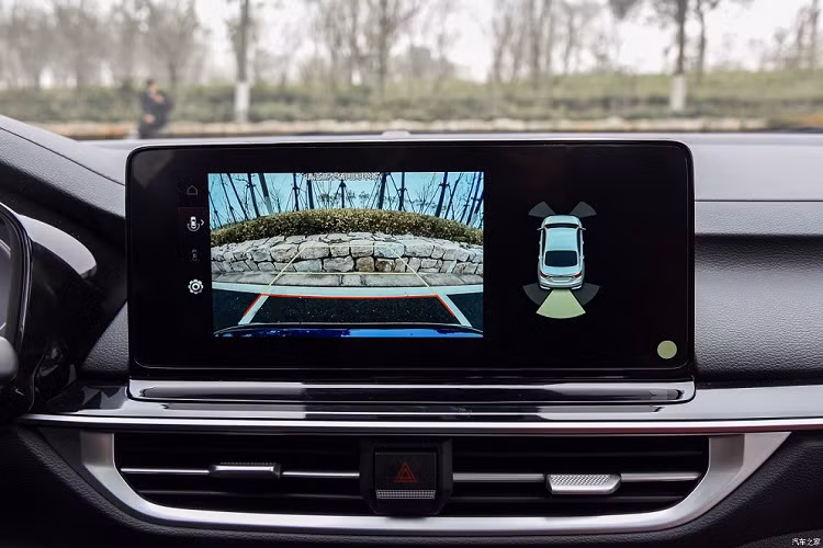 Bên cạnh đó là những trang bị an toàn thụ động như 6 túi khí, cảnh báo áp suất lốp, cân bằng điện tử, hỗ trợ khởi hành ngang dốc, cảm biến lùi và camera lùi với độ phân giải cao.