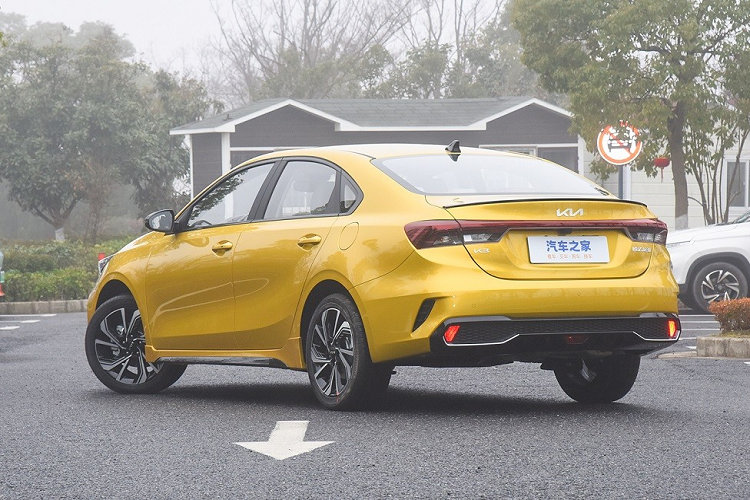 Nằm bên dưới nắp ca-pô của Kia K3 2023 ở thị trường Trung Quốc là 2 tùy chọn động cơ. Thứ nhất là động cơ xăng 4 xi-lanh, hút khí tự nhiên, dung tích 1.5L, tạo ra công suất tối đa 115 mã lực như cũ. Động cơ này đi với hộp số biến thiên vô cấp CVT.