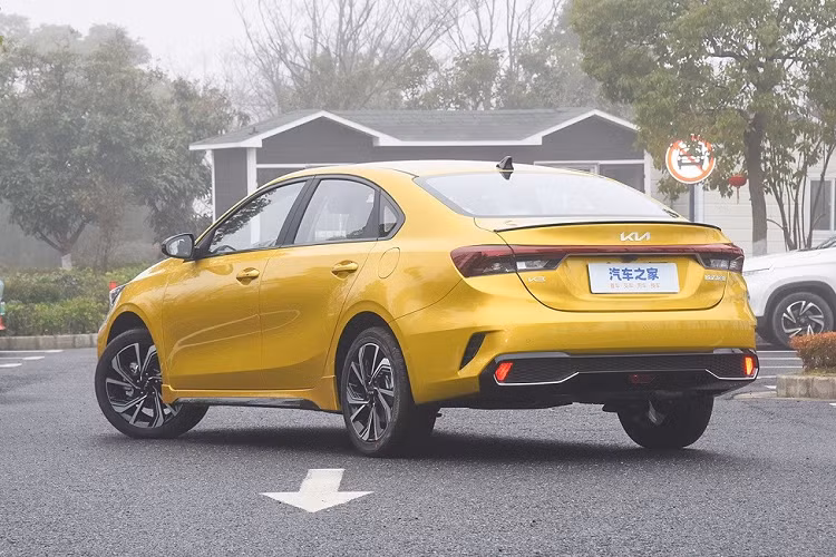 Nằm bên dưới nắp ca-pô của Kia K3 2023 ở thị trường Trung Quốc là 2 tùy chọn động cơ. Thứ nhất là động cơ xăng 4 xi-lanh, hút khí tự nhiên, dung tích 1.5L, tạo ra công suất tối đa 115 mã lực như cũ. Động cơ này đi với hộp số biến thiên vô cấp CVT.