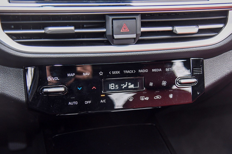 Màn hình nhỏ để chỉnh điều hòa. Ghế lái chỉnh điện 10 hướng, ghế trước sưởi/thông hơi. Sạc điện thoại thông minh không dây. Cổng USB Type C cho cả 2 hàng ghế... và cửa sổ trời.