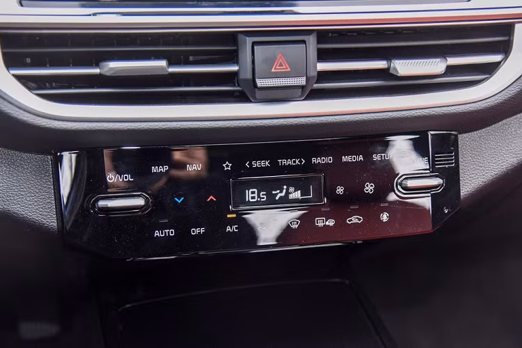 Màn hình nhỏ để chỉnh điều hòa. Ghế lái chỉnh điện 10 hướng, ghế trước sưởi/thông hơi. Sạc điện thoại thông minh không dây. Cổng USB Type C cho cả 2 hàng ghế... và cửa sổ trời.