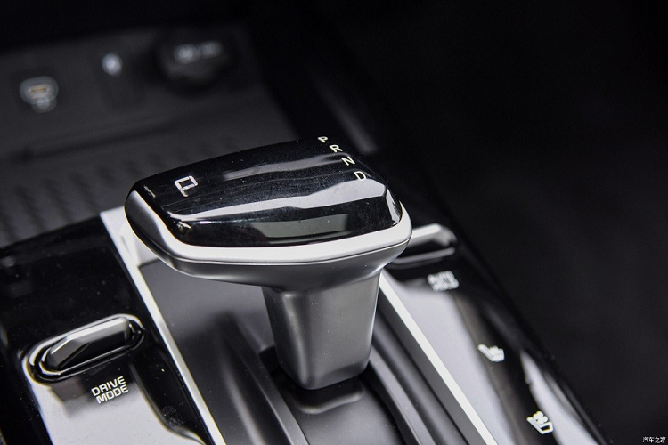 Ngoài ra, mẫu sedan hạng C này còn cung cấp tính năng ghi âm. Nhờ đó, người dùng có thể ghi âm những thông tin quan trọng trong lúc lái xe và bật lại để nghe khi cần.