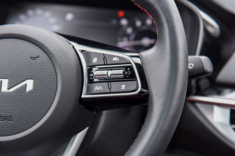 Cảnh báo va chạm khi mở cửa, hỗ trợ tránh va chạm phía trước, hỗ trợ giữ làn đường, cảnh báo khi người lái mất tập trung, hỗ trợ tránh va chạm khi lùi, hỗ trợ tránh va chạm trong điểm mù và điều chỉnh đèn chiếu xa/gần thông minh.