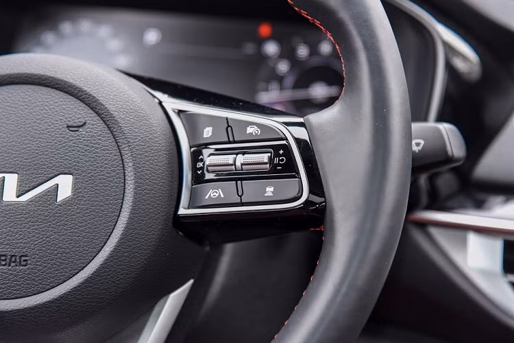 Cảnh báo va chạm khi mở cửa, hỗ trợ tránh va chạm phía trước, hỗ trợ giữ làn đường, cảnh báo khi người lái mất tập trung, hỗ trợ tránh va chạm khi lùi, hỗ trợ tránh va chạm trong điểm mù và điều chỉnh đèn chiếu xa/gần thông minh.