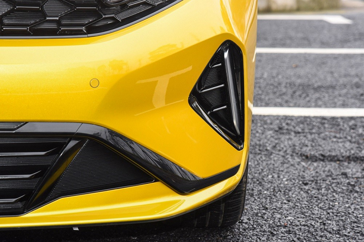 Ngoài ra, mẫu sedan cỡ C này còn được bổ sung cản trước mới với hốc gió trung tâm hình thang ngược khá rộng và 2 khe gió hình tam giác mới.