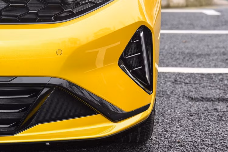 Ngoài ra, mẫu sedan cỡ C này còn được bổ sung cản trước mới với hốc gió trung tâm hình thang ngược khá rộng và 2 khe gió hình tam giác mới.