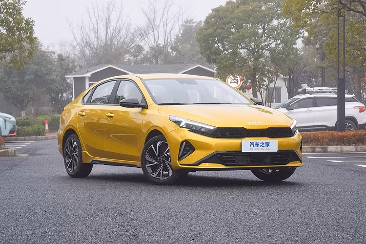 Vào hôm 16/1/2023 vừa qua, hãng Kia đã chính thức tung ra K3 phiên bản mới ở thị trường Trung Quốc. Nhờ đó, chúng ta có thể chiêm ngưỡng hình ảnh "bằng xương, bằng thịt" của Kia K3 2023 mới dành cho thị trường hàng xóm với Việt Nam.