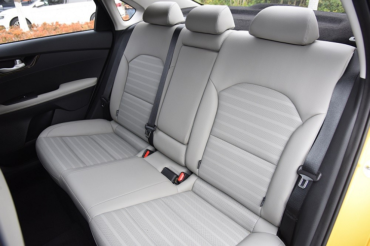 Tiếp đó là hệ thống điều khiển từ xa Kia Connect. Với tính năng này, người lái có thể khóa cửa xe từ xa thông qua ứng dụng trên điện thoại thông minh.