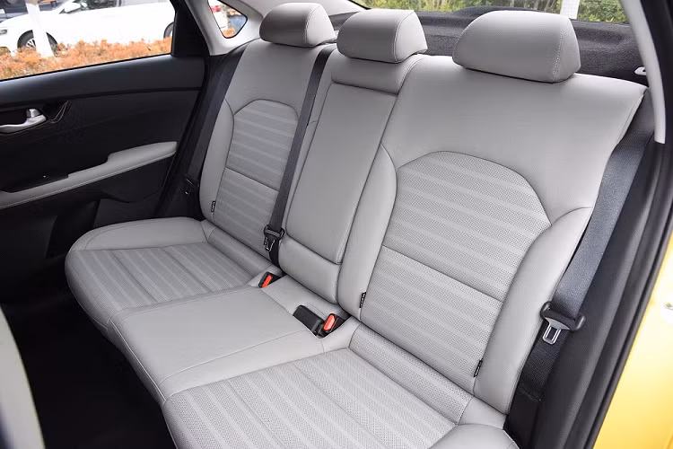 Tiếp đó là hệ thống điều khiển từ xa Kia Connect. Với tính năng này, người lái có thể khóa cửa xe từ xa thông qua ứng dụng trên điện thoại thông minh.