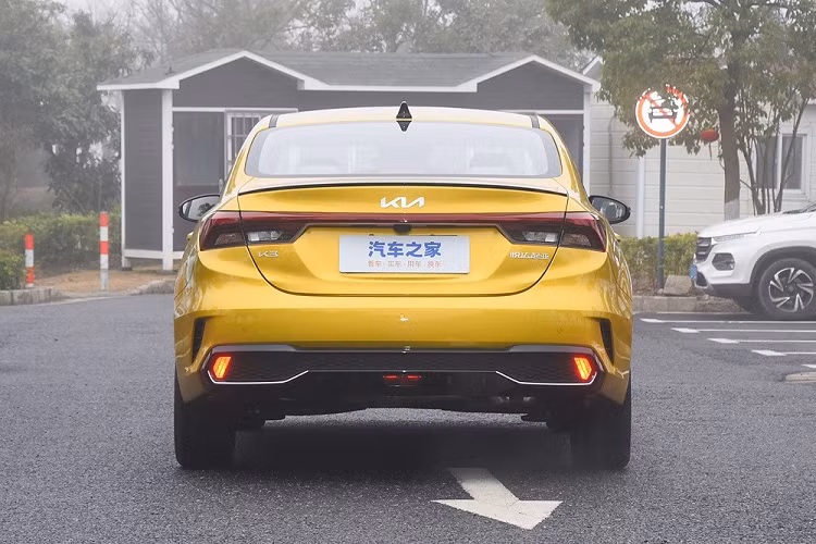 Tương tự đầu xe, khu vực phía sau của Kia K3 2023 dành cho Trung Quốc cũng được cải tiến thiết kế với tạo hình mới bên trong đèn hậu LED. Bên dưới là cản sau mới, tích hợp hốc gió giả, nẹp mạ crôm, bộ khuếch tán gió và khe gió hình tam giác ở hai góc.