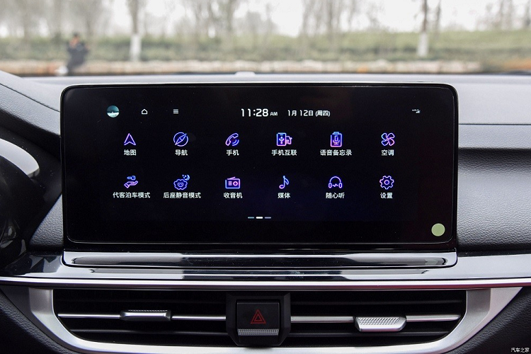Thêm vào đó là vô lăng 3 chấu tích hợp phím chức năng, màn hình cảm ứng trung tâm 10,25 inch đặt nổi, hệ thống định vị, tính năng tự động thanh toán phí đỗ xe, ra lệnh bằng giọng nói, tính năng cập nhật phần mềm qua WiFi,...