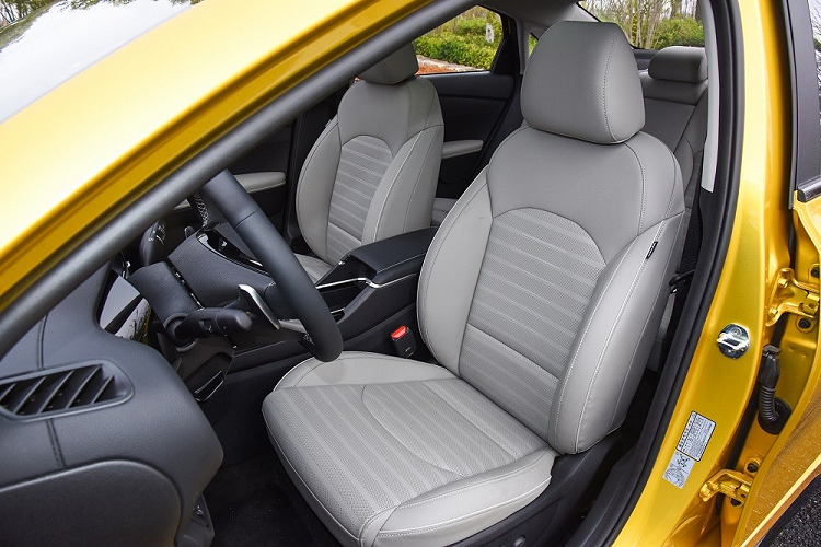 Chưa hết, Kia K3 2023 còn có tính năng kết nối xe - nhà, cho phép người lái điều khiển các thiết bị thông minh tại nhà như điều hòa nhiệt độ, hệ thống âm thanh, đèn,... thông qua ứng dụng trên điện thoại. Người lái cũng có thể điều khiển các thiết bị thông minh ở nhà như điều hòa hay TV thông qua tính năng ra lệnh bằng giọng nói trên xe.