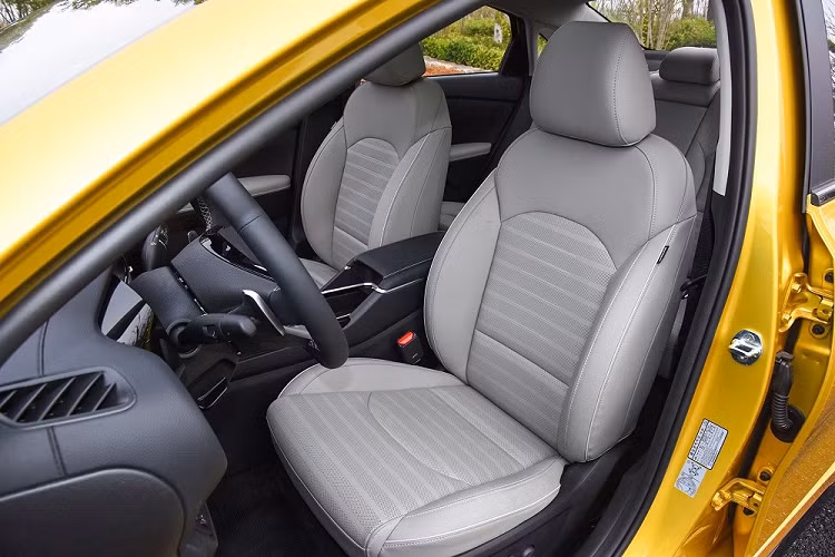 Chưa hết, Kia K3 2023 còn có tính năng kết nối xe - nhà, cho phép người lái điều khiển các thiết bị thông minh tại nhà như điều hòa nhiệt độ, hệ thống âm thanh, đèn,... thông qua ứng dụng trên điện thoại. Người lái cũng có thể điều khiển các thiết bị thông minh ở nhà như điều hòa hay TV thông qua tính năng ra lệnh bằng giọng nói trên xe.