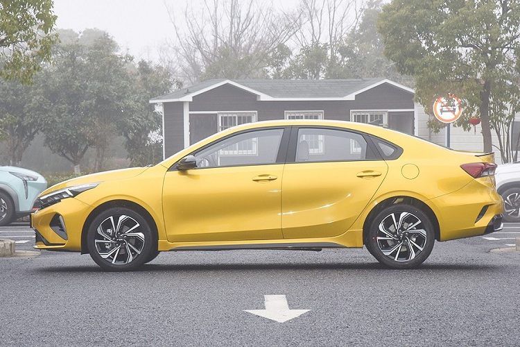 Trong khi đó, thiết kế bên sườn của Kia K3 2023 ở thị trường Trung Quốc vẫn giữ nguyên như cũ, trừ vành la-zăng. Bộ vành của mẫu xe này có đường kính 17 inch và thiết kế 5 chấu kép, sơn 2 màu mới ở bản cao cấp.