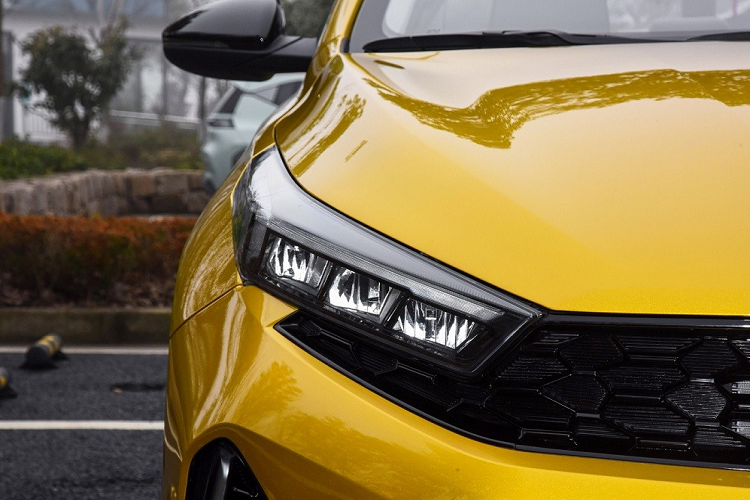 Lưới tản nhiệt này không có viền và kéo dài sang hai bên, ôm lấy cụm đèn pha LED. Bên trong cụm đèn pha của Kia K3 2023 ở thị trường Trung Quốc là dải đèn LED định vị ban ngày với thiết kế lấy cảm hứng từ bản đồ sao, tương tự Kia Seltos 2023.