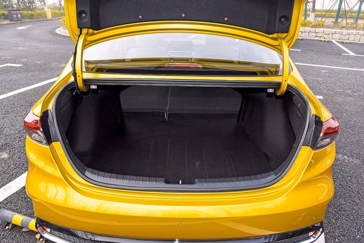 Ngay cả trang bị an toàn của Kia K3 2023 ở thị trường Trung Quốc cũng trở nên đầy đủ hơn với những tính năng như hỗ trợ lái xe trên cao tốc, hệ thống kiểm soát hành trình thích ứng dựa trên định vị, hỗ trợ bám làn đường