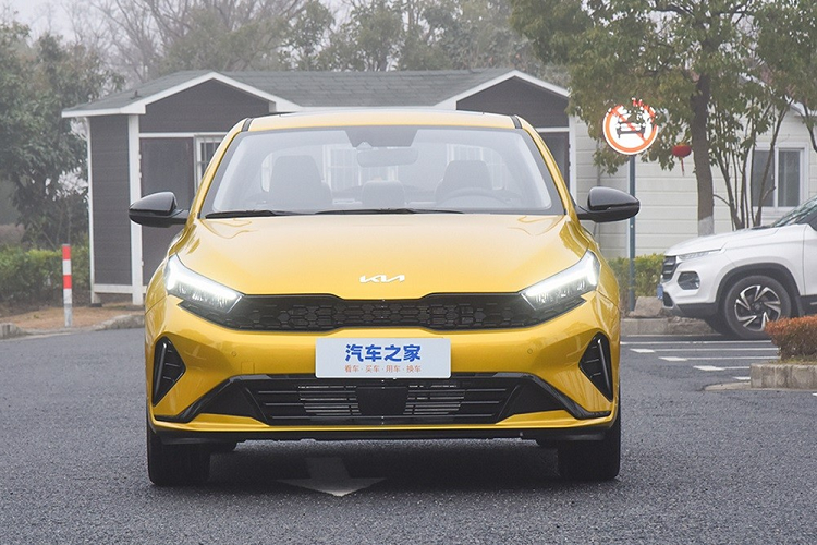 Như thông tin đã đưa, Kia K3 2023 tại Trung Quốc sở hữu thiết kế không hoàn toàn giống với xe đang bán ở Mỹ, Hàn Quốc hay Việt Nam. Thay vào đó, mẫu xe này được áp dụng phong cách thiết kế giống với người anh em Kia K5. Điều này được thể hiện rõ qua thiết kế lưới tản nhiệt "mũi hổ" thẳng đứng hơn trước.