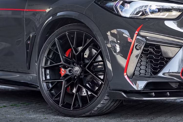Kết hợp hệ thống ống xả Manhart bằng thép không gỉ có điều khiển van được hoàn thiện với ống xả OEM phủ carbon từ BMW M, đảm bảo vẻ ngoài cũng như âm thanh ấn tượng hơn. Xe cũng có hệ thống ống xả Manhart Race.