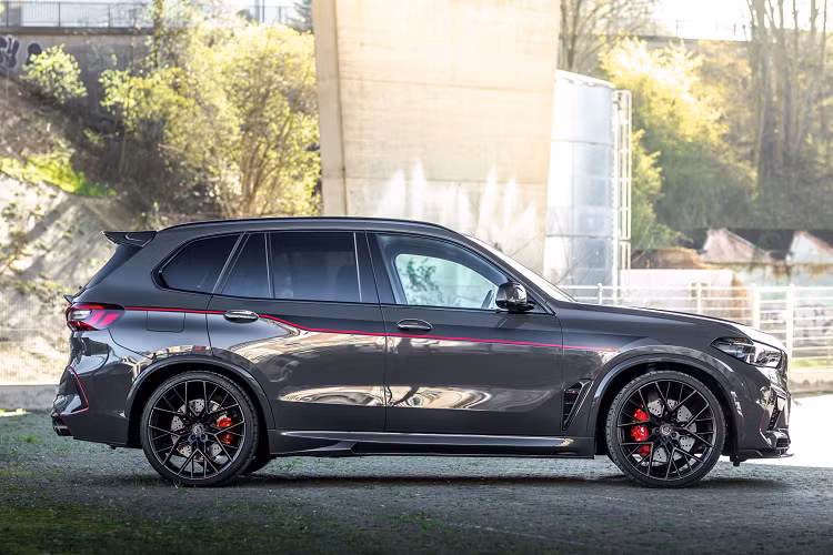 Manhart gọi chiếc xe BMW X5 M được nâng cấp riêng biệt là MHX5 700 và chỉ có 10 xe được trang bị gói độ này. Sức mạnh nguyên bản của BMW X5 M sở hữu động cơ V8 4,4L tăng áp sản sinh công suất 625 mã lực và mô-men xoắn 759 Nm.