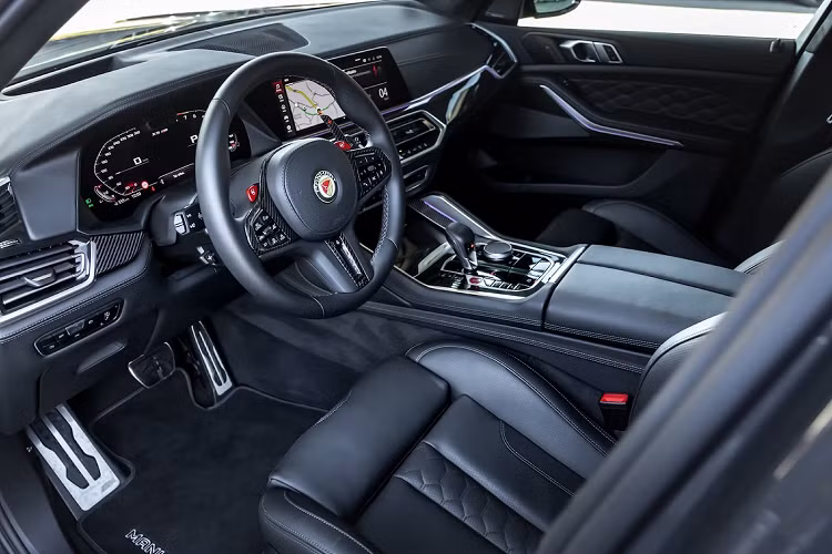 Tổng thể, BMW X5 M có ngoại thất tông màu xám Davit Grey. Phần thân xe tạo điểm nhấn màu đỏ và các chi tiết carbon ở phần đầu xe với cánh gió trước cùng các hốc hút gió trong tấm chắn bùn, và lưới tản nhiệt hình quả thận.