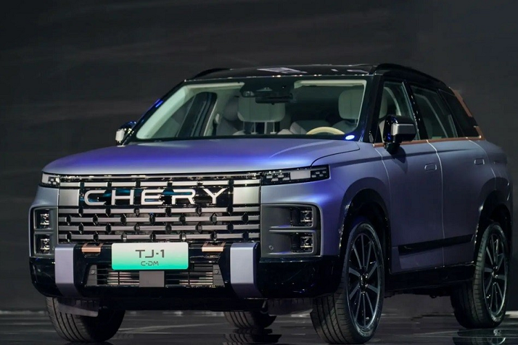 So với hình ảnh rò rỉ trước đó, Chery TJ-1 sở hữu thiết kế khác biệt một chút. Có lẽ đây là thiết kế dành cho phiên bản plug-in hybrid của Chery TJ-1. Trong khi đó, những hình ảnh rò rỉ trước đó là của phiên bản máy xăng thông thường. Bên ngoài, xe được áp dụng phong cách thiết kế rắn rỏi và cứng cáp, đặc biệt là khu vực đầu xe. Cụ thể, lưới tản nhiệt hình chữ nhật cỡ lớn với logo Chery bên trong. Mắt lưới tản nhiệt cũng được thiết kế hình chữ nhật, gây ấn tượng cho người nhìn.