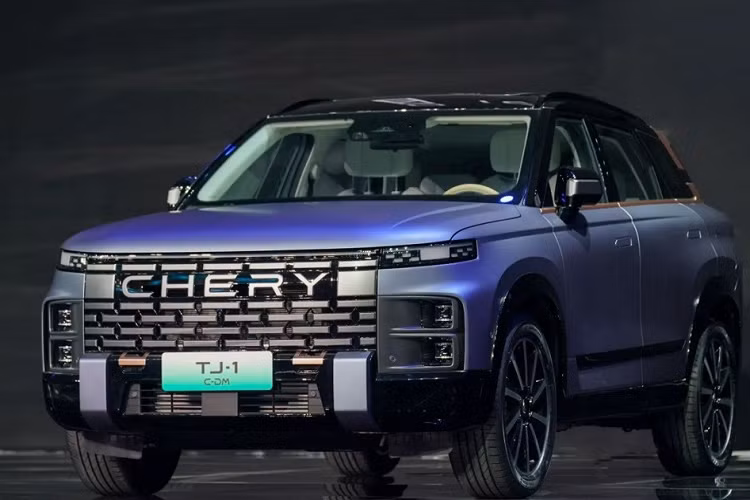 So với hình ảnh rò rỉ trước đó, Chery TJ-1 sở hữu thiết kế khác biệt một chút. Có lẽ đây là thiết kế dành cho phiên bản plug-in hybrid của Chery TJ-1. Trong khi đó, những hình ảnh rò rỉ trước đó là của phiên bản máy xăng thông thường. Bên ngoài, xe được áp dụng phong cách thiết kế rắn rỏi và cứng cáp, đặc biệt là khu vực đầu xe. Cụ thể, lưới tản nhiệt hình chữ nhật cỡ lớn với logo Chery bên trong. Mắt lưới tản nhiệt cũng được thiết kế hình chữ nhật, gây ấn tượng cho người nhìn.