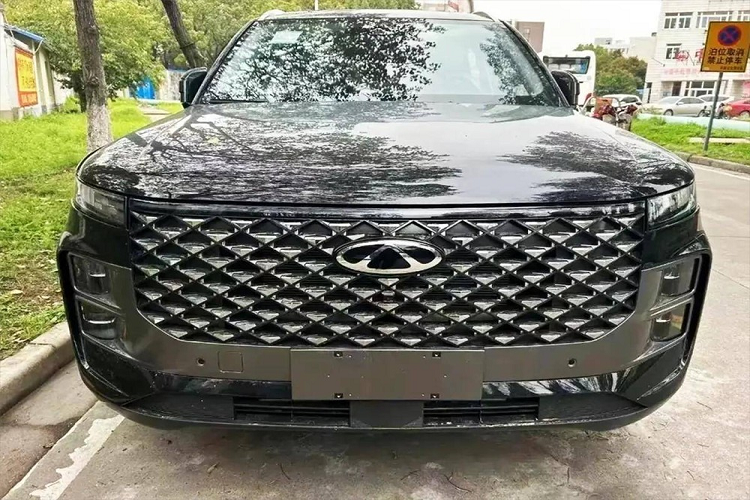 Được định vị trong phân khúc SUV cỡ C, Chery TJ-1 sở hữu kích thước cụ thể bao gồm chiều dài 4.515 mm, chiều rộng 1.865 mm, chiều cao 1.680 mm và chiều dài cơ sở 2.675 mm. So với những dòng SUV cỡ C điển hình như Honda CR-V, Hyundai Tucson hay Mazda CX-5, mẫu xe này có chiều dài cơ sở ngắn hơn.