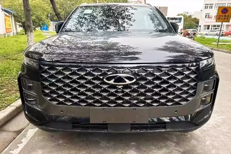 Được định vị trong phân khúc SUV cỡ C, Chery TJ-1 sở hữu kích thước cụ thể bao gồm chiều dài 4.515 mm, chiều rộng 1.865 mm, chiều cao 1.680 mm và chiều dài cơ sở 2.675 mm. So với những dòng SUV cỡ C điển hình như Honda CR-V, Hyundai Tucson hay Mazda CX-5, mẫu xe này có chiều dài cơ sở ngắn hơn.