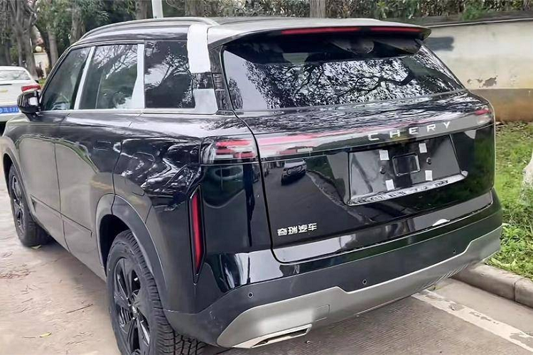 Ngoài ra, Chery TJ-1 còn có hệ thống đèn 2 tầng trên đầu xe. Trong đó, dải đèn LED định vị ban ngày vắt ngang phía trên và đèn pha chính với 2 bóng nằm dọc bên dưới. Thêm vào đó là cản trước hầm hố, tích hợp hốc gió trung tâm hình chữ nhật. Bên sườn, Chery TJ-1 được trang bị thân xe vuông vức với đường dập gân kéo dài từ đèn pha đến cửa sau. Tay nắm cửa nằm chìm vào thân xe và bộ vành hợp kim đa chấu.