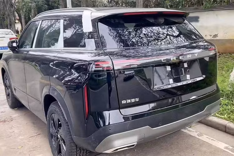 Ngoài ra, Chery TJ-1 còn có hệ thống đèn 2 tầng trên đầu xe. Trong đó, dải đèn LED định vị ban ngày vắt ngang phía trên và đèn pha chính với 2 bóng nằm dọc bên dưới. Thêm vào đó là cản trước hầm hố, tích hợp hốc gió trung tâm hình chữ nhật. Bên sườn, Chery TJ-1 được trang bị thân xe vuông vức với đường dập gân kéo dài từ đèn pha đến cửa sau. Tay nắm cửa nằm chìm vào thân xe và bộ vành hợp kim đa chấu.