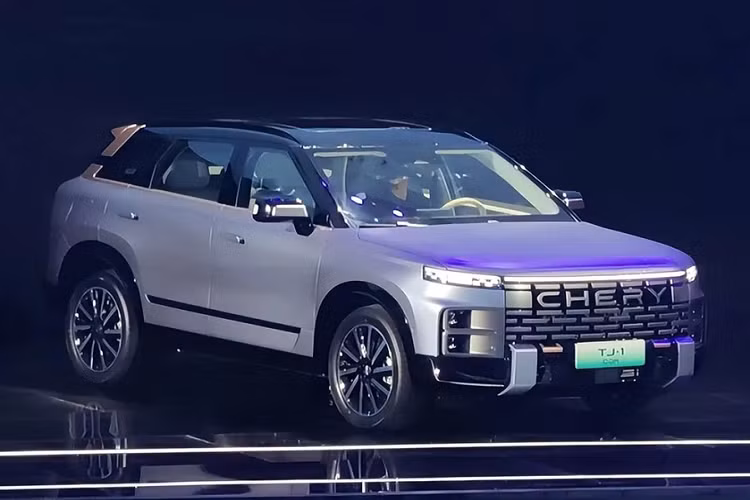 Điểm nhấn của mẫu xe SUV Chery TJ-1 2023 là khung gầm Mars Architecture dành riêng cho xe hybrid của Chery, khung gầm này có thể phù hợp với nhiều loại xe, từ cỡ C, cỡ D, sedan, SUV đến MPV. Đồng thời, khung gầm này phù hợp với các hệ truyền động hybrid và plug-in hybrid dùng động cơ đốt trong với dung tích từ 1.5L đến 2.0L.
