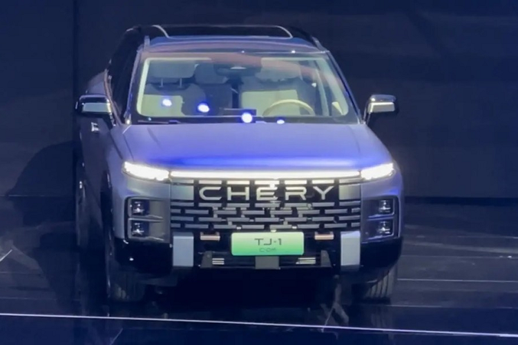 Hệ truyền động này cho phép xe chạy được quãng đường tối đa 1.200 km đồng thời chỉ tiêu thụ lượng xăng trung bình 1 lít/100 km. Hiện dung lượng pin của mẫu SUV cỡ C này chưa được công bố. Chỉ biết rằng, thời gian tăng dung lượng pin từ 30% lên 80% là 18 phút. Sau khi sạc đầy pin, xe có thể chạy 100 km mà không cần dùng động cơ xăng.