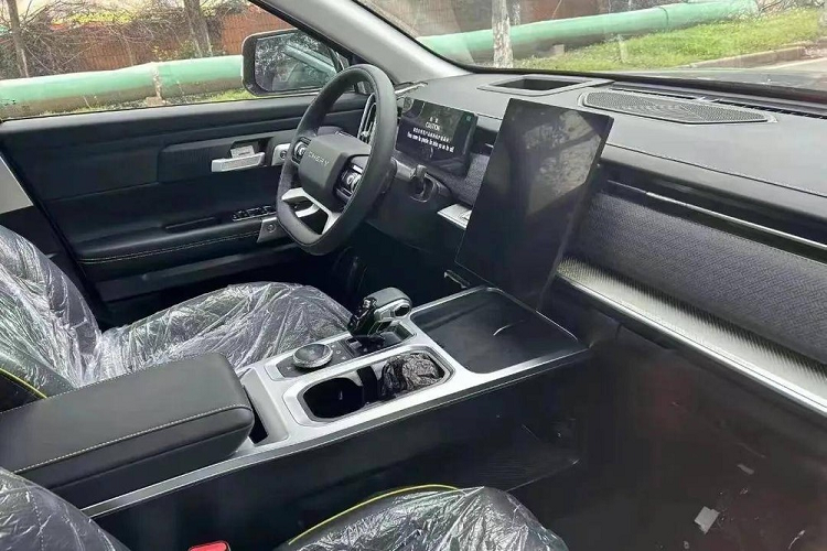  Chery TJ-1 được trang bị hệ truyền động plug-in hybrid C-DM với máy xăng 4 xi-lanh, tăng áp, dung tích 1.5L và mô-tơ điện. Động cơ xăng tạo ra công suất tối đa 115 kW (khoảng 154 mã lực) và mô-men xoắn cực đại 220 Nm. 