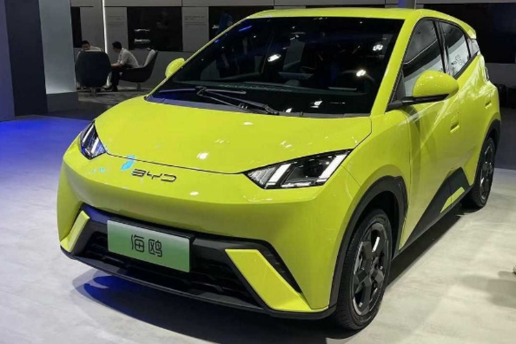 Trong một buổi phỏng vấn mới đây, ông Michael Mauer - thiết kế trưởng của Porsche chia sẻ, các thương hiệu xe hơi lâu đời luôn phải đau đầu giữa việc sáng tạo và bảo vệ di sản, đặc trưng của thương hiệu - chính điều đó đã hạn chế khả năng phát triển của họ.