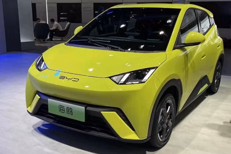 Trong một buổi phỏng vấn mới đây, ông Michael Mauer - thiết kế trưởng của Porsche chia sẻ, các thương hiệu xe hơi lâu đời luôn phải đau đầu giữa việc sáng tạo và bảo vệ di sản, đặc trưng của thương hiệu - chính điều đó đã hạn chế khả năng phát triển của họ.