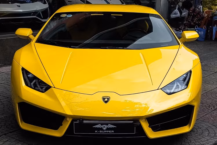 Trong cách đặt tên này, con số 580 ám chỉ công suất tối đa của xe và số 2 tức dẫn động cầu sau hay hai bánh phía sau. Việt Nam hiện có 2 chiếc Lamborghini Huracan LP580-2 chính hãng và nó từng có giá bán tới 19,6 tỷ đồng khi mới được đưa về nước.