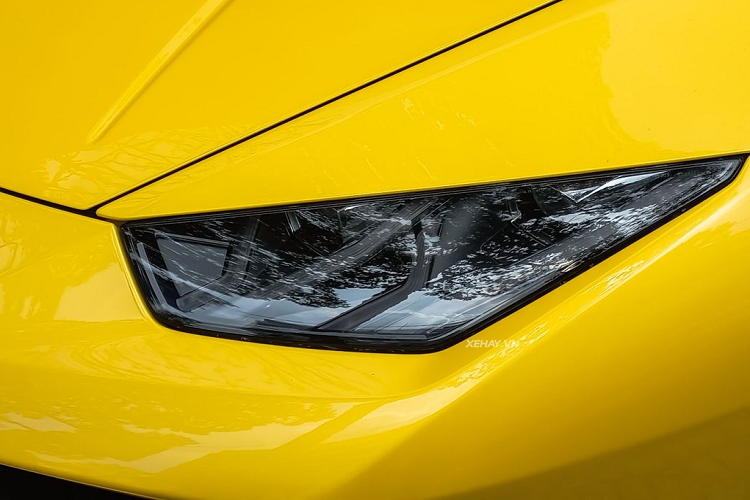 Mở cửa bước vào trong khoang lái, Lamborghini Huracan LP580-2 chào đón người lái với thiết kế cầu kỳ như các máy bay phản lực. Chiếc xe trong bài có ghế ngồi bọc da phối 2 màu vàng và đen tương phản.