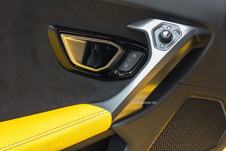 Ở mỗi bảng màu này có thêm hàng chục màu sơn con khác nhau cho các khách hàng lựa chọn. Xe được trang bị bộ la-zăng 5 chấu kép hình nan hoa được sơn đen nhám đẹp mắt, đi kèm lốp Pirelli PZero phát triển riêng độc đáo và khoang động cơ được trang bị thêm hệ thống đèn.