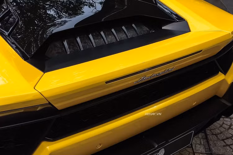 Khi so sánh với "người anh em" Huracan LP610-4, siêu phẩm Huracan LP580-2 mang một số thay đổi dễ nhận ra như cản trước sửa đổi, hốc hút gió cỡ lớn giúp tăng cường khả năng khí động học của xe