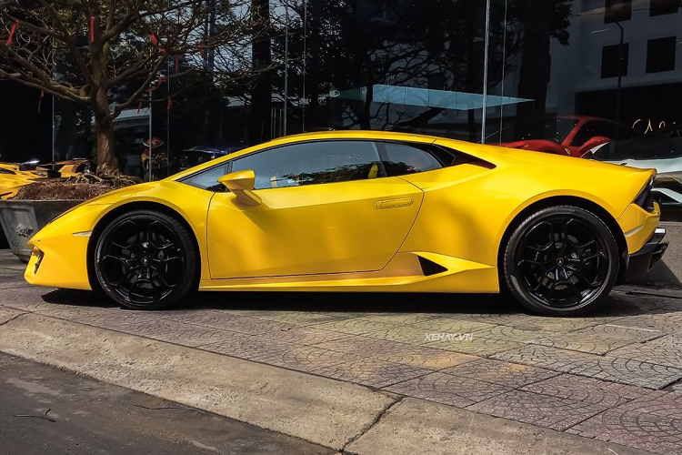 Chiếc siêu xe Lamborghini Huracan LP580-2 trong bài về nước một thời gian dài mới tìm được chủ xe là một đại gia Cần Thơ nhưng mới đây xe đã được đưa về showroom tư nhân tại Sài Gòn để tìm chủ mới.