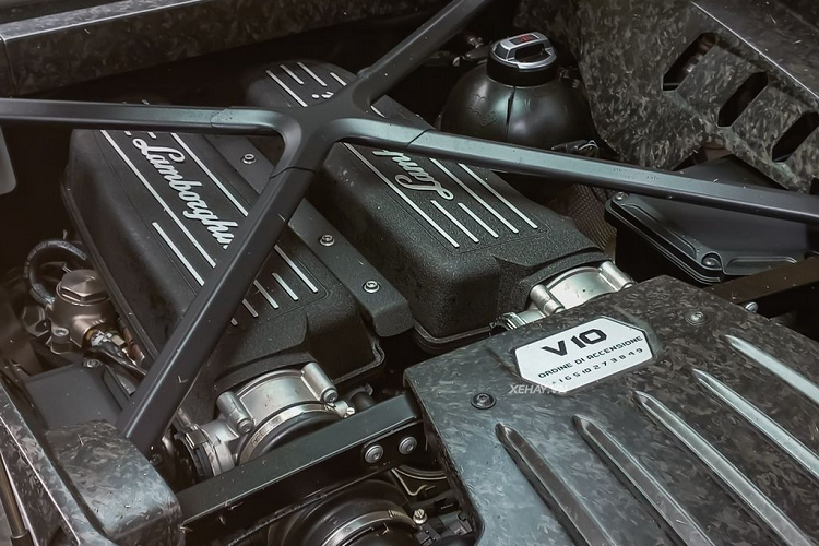 Phía đuôi xe, Huracan LP580-2 được thiết kế thêm một cánh lướt gió nhỏ liền thân tạo cảm giác mạnh mẽ và tăng khả năng khí động học. Ngoài ra, Lamborghini Huracan LP580-2 sẽ không có quá nhiều điểm khác biệt so với phiên bản LP610-4.