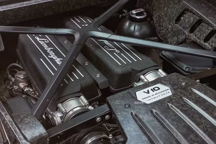 Phía đuôi xe, Huracan LP580-2 được thiết kế thêm một cánh lướt gió nhỏ liền thân tạo cảm giác mạnh mẽ và tăng khả năng khí động học. Ngoài ra, Lamborghini Huracan LP580-2 sẽ không có quá nhiều điểm khác biệt so với phiên bản LP610-4.