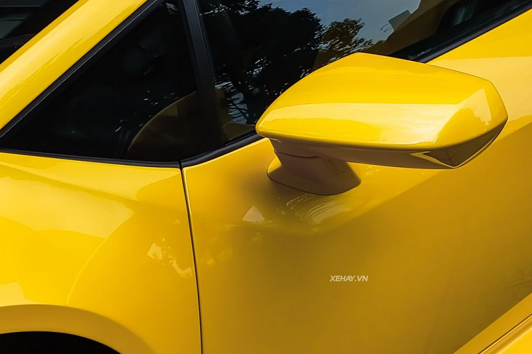 So với bản tiêu chuẩn, thay đổi lớn nhất của Huracan LP580-2 là màn hình màu TFT 12,3 inch hoàn toàn mới, tiện nghi hơn cho người sử dụng. Bên cạnh đó vẫn là các nút bấm quen thuộc và vô lăng đa chức năng được tích hợp lẫy chuyển số.