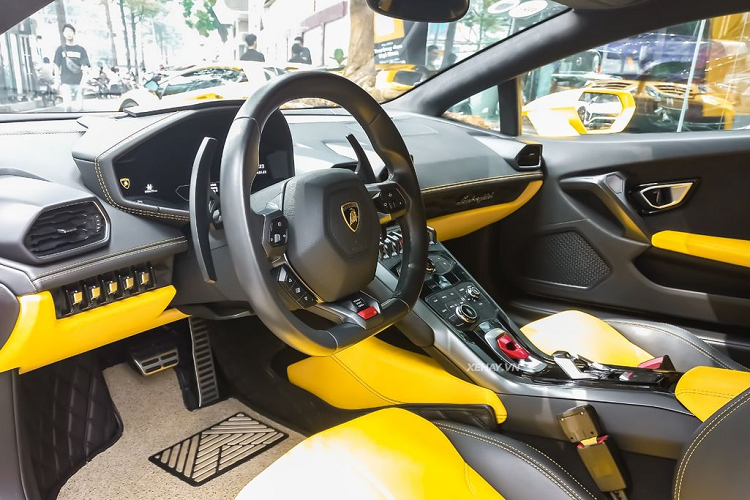 Chiếc Lamborghini Huracan LP580-2 này sở hữu nước sơn ngoại thất màu vàng Giallo Inti nổi bật. Dòng siêu xe Lamborghini Huracan LP580-2 có rất nhiều tuỳ chọn màu sơn và dựa trên 5 bảng màu sơn xe ô tô chính là Solid, Metallic, Special Metallic, Pearl và Matt để các khách hàng tham khảo.