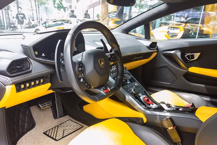 Chiếc Lamborghini Huracan LP580-2 này sở hữu nước sơn ngoại thất màu vàng Giallo Inti nổi bật. Dòng siêu xe Lamborghini Huracan LP580-2 có rất nhiều tuỳ chọn màu sơn và dựa trên 5 bảng màu sơn xe ô tô chính là Solid, Metallic, Special Metallic, Pearl và Matt để các khách hàng tham khảo.